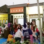 Untuk kesekian kalinya, anggota Komisi V DPR RI Sadarestuwati blusukan ke desa-desa untuk mengampanyekan Cagub-Cawagub nomor urut 2, Saifullah Yusuf-Puti Guntur Sukarno.