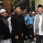 Imam Nahrowi, Menteri Pemuda dan Olahraga, didampingi Gus Mujib, pengasuh PPDUGM, saat meninjau salah satu laboratorium yang diresmikan. foto : IWAN IRAWAN/BANGSAONLINE