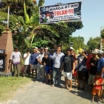 ?Warga Sidomulyo Pasang Spanduk Tolak Sutikno Sebagai Pj Kepala Desa Pengisian kekosongan jabatan sebagai pejabat (Pj) Kepala Desa (kades) Desa Sidomulyo.
