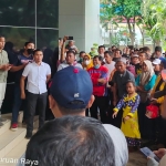 Massa saat menyampaikan tuntutannya di hadapan Ketua DPRD Kabupaten Pasuruan Sudiono Fauzan.
