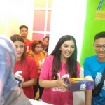 Ashanty, Aurel dan Azriel Hermansyah, saat sibuk melayani warga atau fans dalam pembukaan gerai pastry and cake, oleh oleh asus "A6". foto: Iwan Irawan/ BANGSAONLINE.com