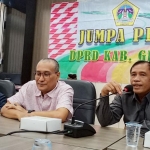 Pimpinan Komisi IV DPRD Gresik  ketika memberikan keterangan pers terkait belum terbitnya Perbup DD, Senin (9/3). foto: SYUHUD/ BANGSAONLINE