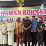 Gus Ali saat foto bersama Keluarga Besar Kejari Sidoarjo usai siraman rohani. foto: NANANG I/ BANGSAONLINE