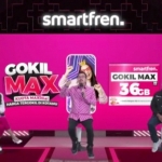 Deputy CEO Smartfren, Djoko Tata Ibrahim (tengah) dan Deputy CEO Mobility Smartfren, Sukaca Purwokardjono (kanan) saat memperkenalkan paket data Gokil Max, Senin (7/6/2021).