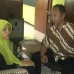 BINGUNG: Gadis yang ditemukan Polsek Pace saat diamankan di Kantor Dinsos Nganjuk. foto: soewandito/ BANGSAONLINE