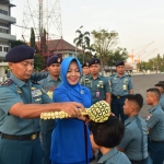 Pangkoarmada II Laksda TNI Heru Kusmanto didampingi Ketua Daerah Jalasenastri Armada II Ny. Yayuk Heru Kusmanto memberikan Tirta Amertha Putera Samudera Dewa Ruci berupa segayung air kembang kepada setiap paja.