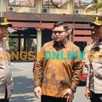 Kapolda Jatim saat meninjau gedung dewan dan pemerintah daerah setempat yang dibakar massa didampingi Bupati Kediri dan Kapolres Kediri. Foto: MUJI HARJITA/BANGSAONLINE