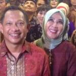 Komjen Pol Tito Karnavian bersama istri usai kegiatan pisah sambut Kapolda Metro Jaya kepada Irjen Pol Moechgiyarto, Senin (21/3) malam di Mapolda Merto Jaya. foto: rakisa/ BANGSAONLINE