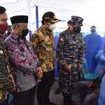 SONGSONG LEVEL 1: Bupati Gus Muhdlor dan Pangkoarmada II meninjau Vaksinasi Maritim, di Balai Desa Tropodo, Waru, Kamis (30/9/2021). foto: Kominfo Sidoarjo 