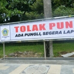 Bupati Sambari melihat papan reklame berisikan imbauan di depan kantor Pemkab Gresik.