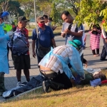 Petugas sedang memeriksa jenazah korban.