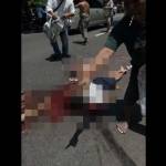 EVAKUASI: Petugas sedang melakukan evakuasi korban yang tergeletak di jalan. foto: catur andy/ BANGSAONLINE