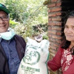 H. Nur Ali, anggota DPRD Kota Batu Dapil Kecamatan Bumiaji saat menyerahkan bantuan beras kepada warga di Dusun Sumbersari, Giripurno, Rabu (8/4).