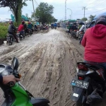 Kondisi jalan Manyar malah belepotan usai diuruk dengan pedel. foto: istimewa