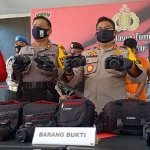 Barang bukti kamera DSLR saat diamankan di Mapolres Blitar, Kamis (23/7/2020). (foto: ist).