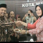 Wawali Inda Raya memberikan potongan tumpeng kepada Kepala Dinas Kominfo Kota Madiun Subakri.