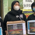 Tiga Pendekar Srikandi PSHT Cabang Kediri, Pusat Madiun, ketika akan beraksi melakukan penggalangan dana untuk korban bencana Kalimantan dan Sulbar. (foto: ist)