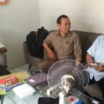 Muslih HS (kiri) saat mendatangi Kantor Panwaslu Lamongan soal dugaan money politics yang diduga dilakukan salah satu paslon pilgub Jatim. foto: bangsonline.com