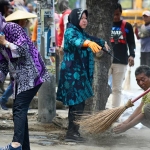 Wali Kota Risma memimpin kerja bakti di sepanjang Jalan Pasar Kembang Wonorejo-Jalan Pandegiling, Surabaya.