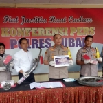 Petugas saat menunjukkan barang bukti. Inset: Pelaku Ahwan Harisman.