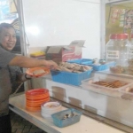 TAK CANGGUNG: Warih Andono menunjukkan makanan di Angkringan ‘Inyong Baen’, di depan Kantor DPD Golkar Sidoarjo, Sabtu (20/5) malam. foto: mustain/ BANGSAONLINE