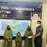 Henggar saat memberikan santunan kepada anak yatim. (foto: ist)