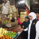 Gubernur Khofifah saat berada di Pasar Besar Kota Pasuruan.