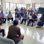 AHY (duduk tiga dari kanan) berdiskusi dengan perwakilan buruh PT Maspion I Aloha dan perwakilan SPSI. Para buruh mengeluhkan tentang Permenaker 02 Tahun 2022. foto: ist.