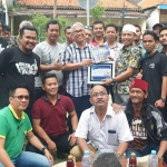 Ketua KWG M. Syuhud Almanfaluty didampingi dewan penasehat, pengurus harian dan anggota memberikan piagam penghargaan kepada Prof Zainuddin Maliki. Foto ist.