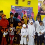 Hj Jajuk Rendra Kresna bersama anak Yatim Piatu di Desa Saptorenggo.