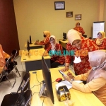 Ketua Dharma Wanita Persatuan Kota Mojokerto, Dewi Ratnawati Gaguk Tri Prasetya, saat memantau para peserta pelatihan. Foto: ROCHMAT SAIFUL ARIS/BANGSAONLINE