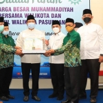 Wali Kota Pasuruan Saifullah Yusuf (tiga dari kiri) dan Wawali Adi Wibowo (empat dari kiri) saat meresmikan Aula Khodijah SDN Al Kautsar.