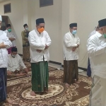 Prof Dr KH Asep Saifuddin Chalim, MA saat menjadi imam salat malam di kediaman Neng Imah, salah seorang putrinya, di lingkungan Pondok Pesantren Amanatul Ummah Jalan Siwalankerto Utara Surabaya tadi malam (Kamis/9/9/2021). Foto: mma/ BANGSAONLINE.com