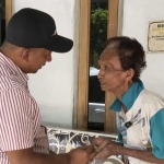 Syafik bendahara umum Bani Insan Peduli usai menyerahkan kunci rumah kepada Zainuddin