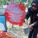 Siti Muafiyah ziarah di makam almarhum suaminya, Bambang Suhartono, di TPU Desa Randuagung, Kecamatan Kebomas, Gresik. Foto: Ist.