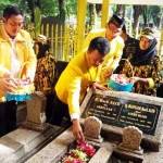 Ketua DPD Partai Golkar Jatim, Nyono Suharli tabur Bungan di makam sesepuh Golkar HM. Said di TPU Ngagel, Surabaya. 