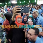 Karyawan PT Pabrik Kertas Tjiwi Kimia ketika menyambut kedatangan calon Gubernur Jawa Timur nomor urut 02, Khofifah Indar Parawansa. Foto: YUDI EKO PURNOMO/BANGSAONLINE