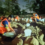 Para pelanggar protokol kesehatan saat menjalani sanksi sosial mendoakan korban Covid-19 di Makam Umum Delta Praloyo, Sidoarjo Kota .