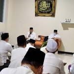 Prof. Dr. KH. Asep Saifuddin Chalim, M.A., Pendiri dan Pengasuh Pondok Pesantren Amanatul Ummah Surabaya dan Pacet Mojokerto saat memimpin istighatsah di kediaman Ning Imah di kawasan Pondok Pesantren Amanatul Ummah Jalan Siwalankerto Utara Surabaya, Senin (10/5/2021) malam. foto: mma/ bangsaonline.com