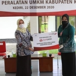 Bupati Kediri dr. Hj. Haryanti Sutrisno (kiri) saat menerima secara langsung penyerahan CSR dari Direktur Risiko Bisnis Bank Jatim Rizyana Mirda. (foto: ist)