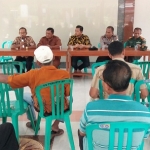 Kades Ngrupit, Suherwan saat memfasilitasi warga dengan pelaksana tower untuk dialog.