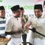 Anggota DPRD tuban, H. Mukson ketika memberi hadiah keris klabang seribu pada Ketua DPRD Jatim, Halim Iskandar. foto: SUWANDI/ BANGSAONLINE