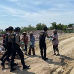 Anggota Satsamapta Polres Ngawi saat membagikan makanan sehat ke sejumlah warga pedesaan, Jumat (17/11/2023).