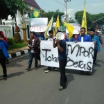 Aksi mahasiswa PMII saat long march menuju kantor Pemkab Tuban.