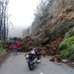 Tebing longsor di ruas Dingklik - Lautan Pasir, Desa Wonokitri, Kecamatan Tosari, Kabupaten Pasuruan. 