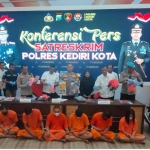 Kapolres Kediri Kota, AKBP Bramastyo Priaji dan jajaran, saat menunjukkan barang bukti dan para tersangka. Foto: Muji Harjita/BANGSAONLINE.com