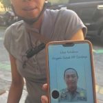 Foto salah satu korban bernama Suyono yang merupakan ASN Satpol PP Kota Surabaya saat ditunjukkan oleh salah satu keluargaanya.