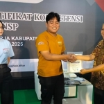 Penyerahan sertifikat kompetensi berlisensi BNSP terhadap peserta pelatihan yang digelar Disnaker Kabupaten Blitar.