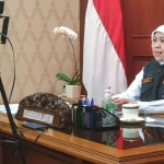 Gubernur Khofifah saat menyapa warganya melalui video call.