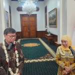 Gubernur Jatim Khofifah Indar Parawansa saat menyambut Duta Besar Republik Singapura untuk Indonesia H.E. Mr. Kwok Fook Seng. Foto: DEVI FITRI AFRIYANTI/ BANGSAONLINE